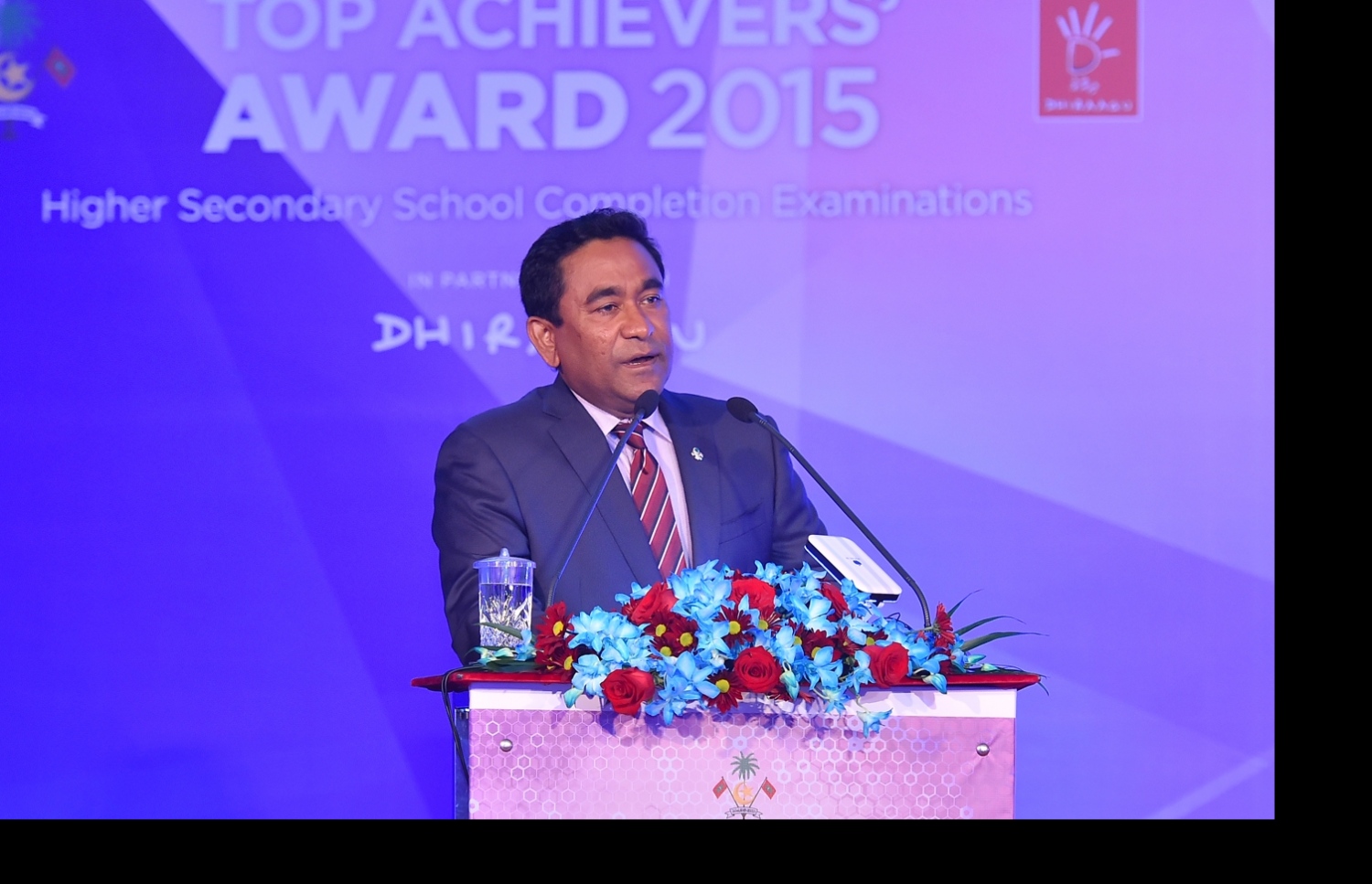 ދަރުބާރުގެ: މޭ 29، 2016: އޭލެވެލް އިމްތިހާނުން ރާއްޖެ އިން ގަދަ 10 ގައި ހިމެނޭ ކުދިންނަށް އެވޯޑު ދިނުމަށް ދަރުބާރުގޭގައި ބޭއްވި ހަފުލާގައި ރައީސް ޔާމިން ވާހަކަ ދައްކަވަނީ.-- ފޮޓޯ: ރައީސް އޮފީސް