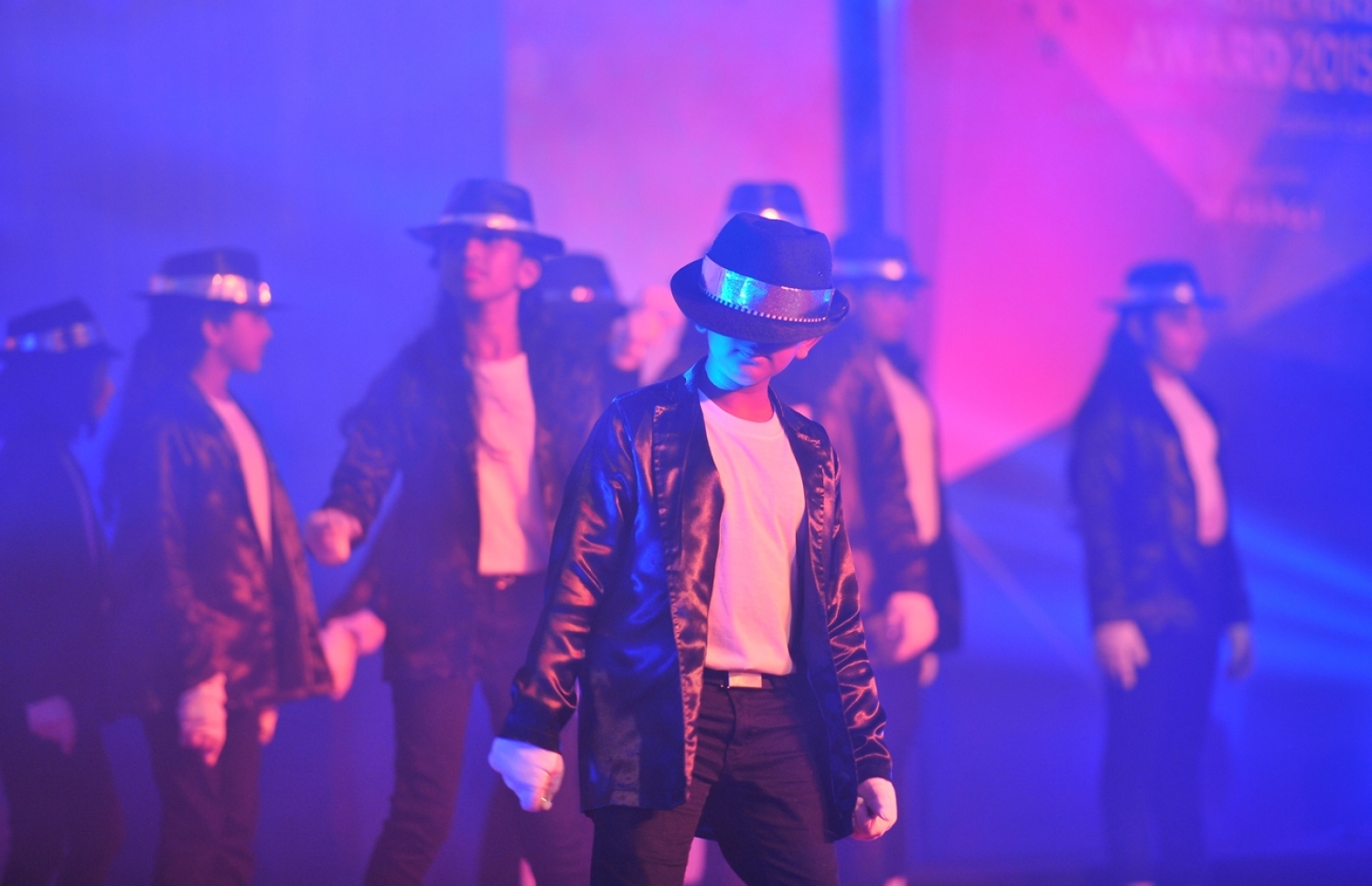 ދަރުބާރުގެ: މޭ 29، 2016: އޭލެވެލް އިމްތިހާނުން ރާއްޖެ އިން ގަދަ 10 ގައި ހިމެނޭ ކުދިންނަށް އެވޯޑު ދިނުމަށް ދަރުބާރުގޭގައި ބޭއްވި ހަފުލާގައި ދަރިވަރުންތަކެއް ސްޓޭޖުގައި ޕާފޯމް ކުރަނީ.-- ފޮޓޯ: ރައީސް އޮފީސް