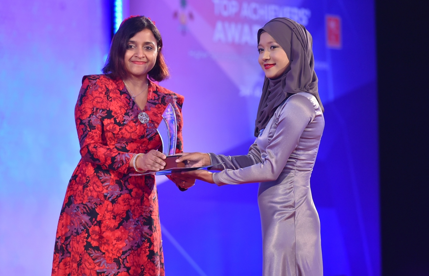 ދަރުބާރުގެ: މޭ 29، 2016: އޭލެވެލް އިމްތިހާނުން ރާއްޖެ އިން ގަދަ 10 ގައި ހިމެނޭ ކުދިންނަށް އެވޯޑު ދިނުމަށް ދަރުބާރުގޭގައި ބޭއްވި ހަފުލާގައި ފޮރިން މިނިސްޓަރު ދުންޔާ މައުމޫން(ވ)، ދަރިވަރަކަށް އެވޯޑް ދެއްވަނީ.-- ފޮޓޯ: ރައީސް އޮފީސް