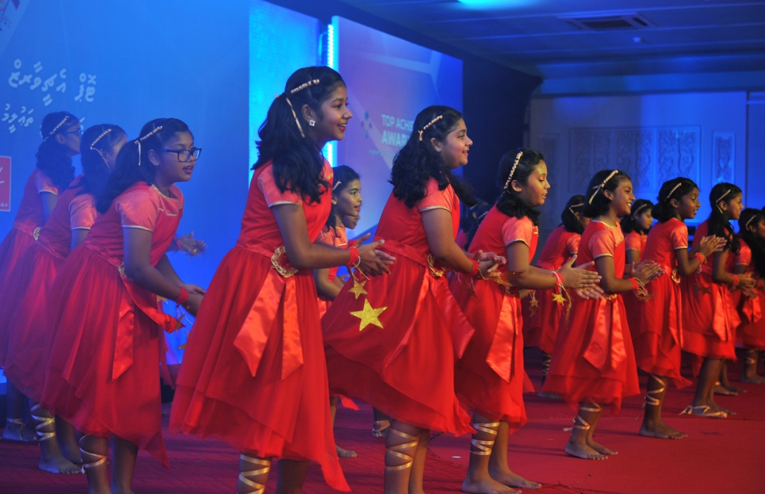 ދަރުބާރުގެ: މޭ 29، 2016: އޭލެވެލް އިމްތިހާނުން ރާއްޖެ އިން ގަދަ 10 ގައި ހިމެނޭ ކުދިންނަށް އެވޯޑު ދިނުމަށް ދަރުބާރުގޭގައި ބޭއްވި ހަފުލާގައި ދަރިވަރުންތަކެއް ސްޓޭޖުގައި ޕާފޯމް ކުރަނީ.-- ފޮޓޯ: ރައީސް އޮފީސް