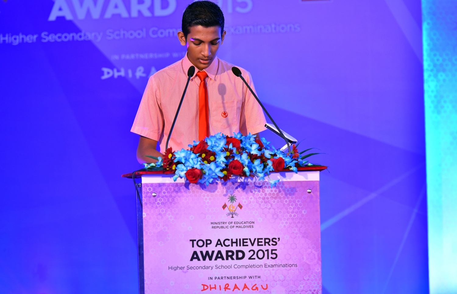 ދަރުބާރުގެ: މޭ 29، 2016: އޭލެވެލް އިމްތިހާނުން ރާއްޖެ އިން ގަދަ 10 ގައި ހިމެނޭ ކުދިންނަށް އެވޯޑު ދިނުމަށް ދަރުބާރުގޭގައި ބޭއްވި ހަފުލާ ފެށުމުގެ ގޮތުން އިސްކަންދަރު ސްކޫލުގެ ދަރިވަރަކު ގުރުއާން ކިޔަވަނީ.-- ފޮޓޯ: ރައީސް އޮފީސް