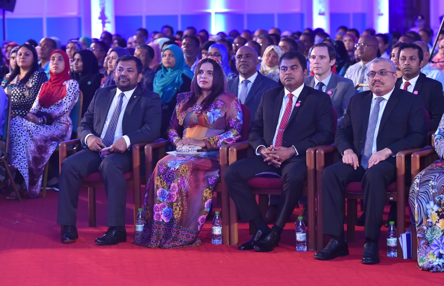 ދަރުބާރުގެ: މޭ 29، 2016: އޭލެވެލް އިމްތިހާނުން ރާއްޖެ އިން ގަދަ 10 ގައި ހިމެނޭ ކުދިންނަށް އެވޯޑު ދިނުމަށް ދަރުބާރުގޭގައި ބޭއްވި ހަފުލާގައި ސަރުކާރުގެ ވަޒީރުން ބައިވެރިވެ ވަޑައިގަންނަވަނީ.-- ފޮޓޯ: ރައީސް އޮފީސް