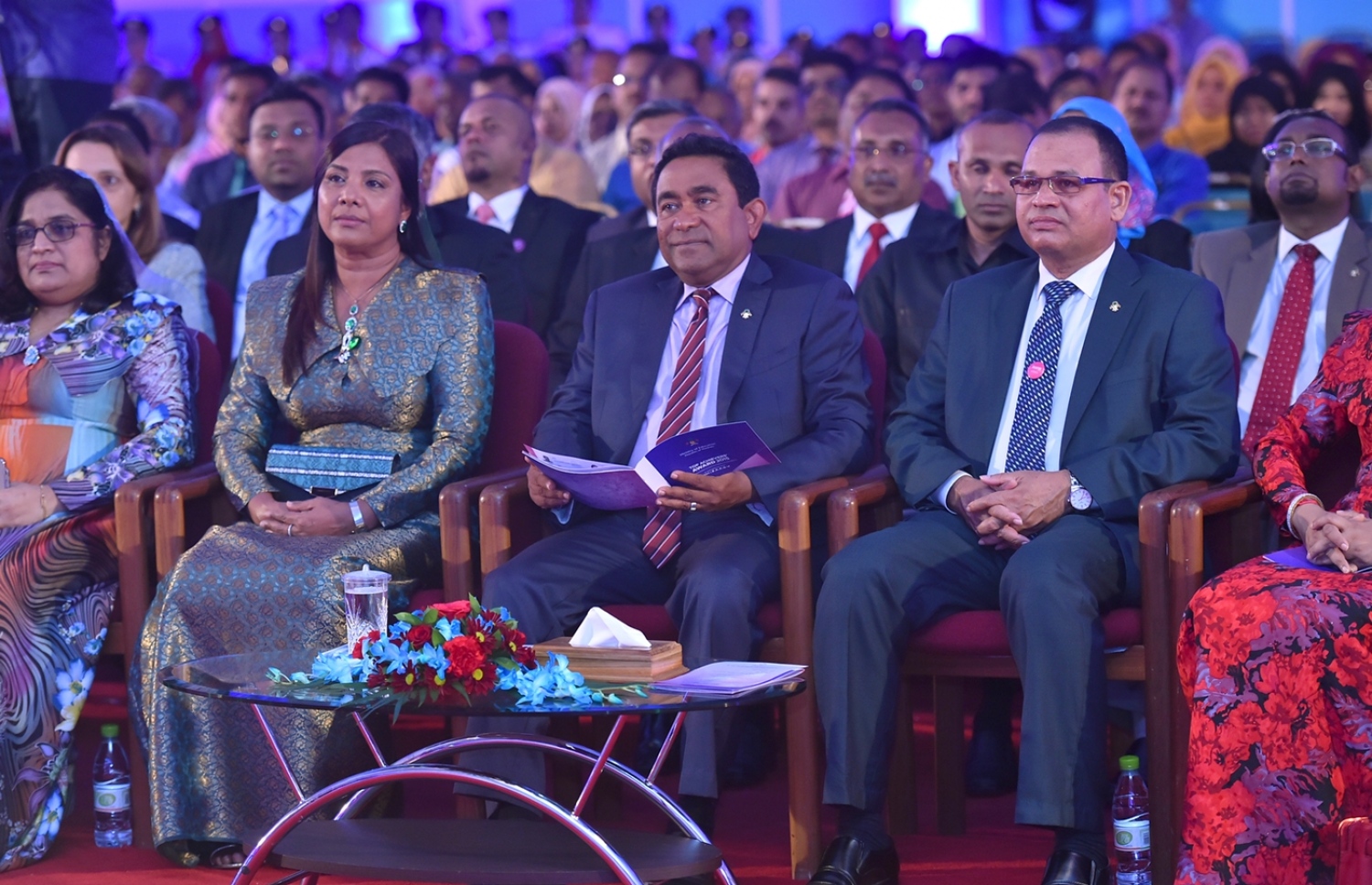 ދަރުބާރުގެ: މޭ 29، 2016: އޭލެވެލް އިމްތިހާނުން ރާއްޖެ އިން ގަދަ 10 ގައި ހިމެނޭ ކުދިންނަށް އެވޯޑު ދިނުމަށް ދަރުބާރުގޭގައި ބޭއްވި ހަފުލާގައި ރައީސް ޔާމިނާއި(ކ)، އެޑިއުކޭޝަން މިނިސްޓަރު އައިޝަތު ޝިހާމް(ވ) ބައިވެރިވެ ވަޑައިގަންނަވަނީ.-- ފޮޓޯ: ރައީސް އޮފީސް