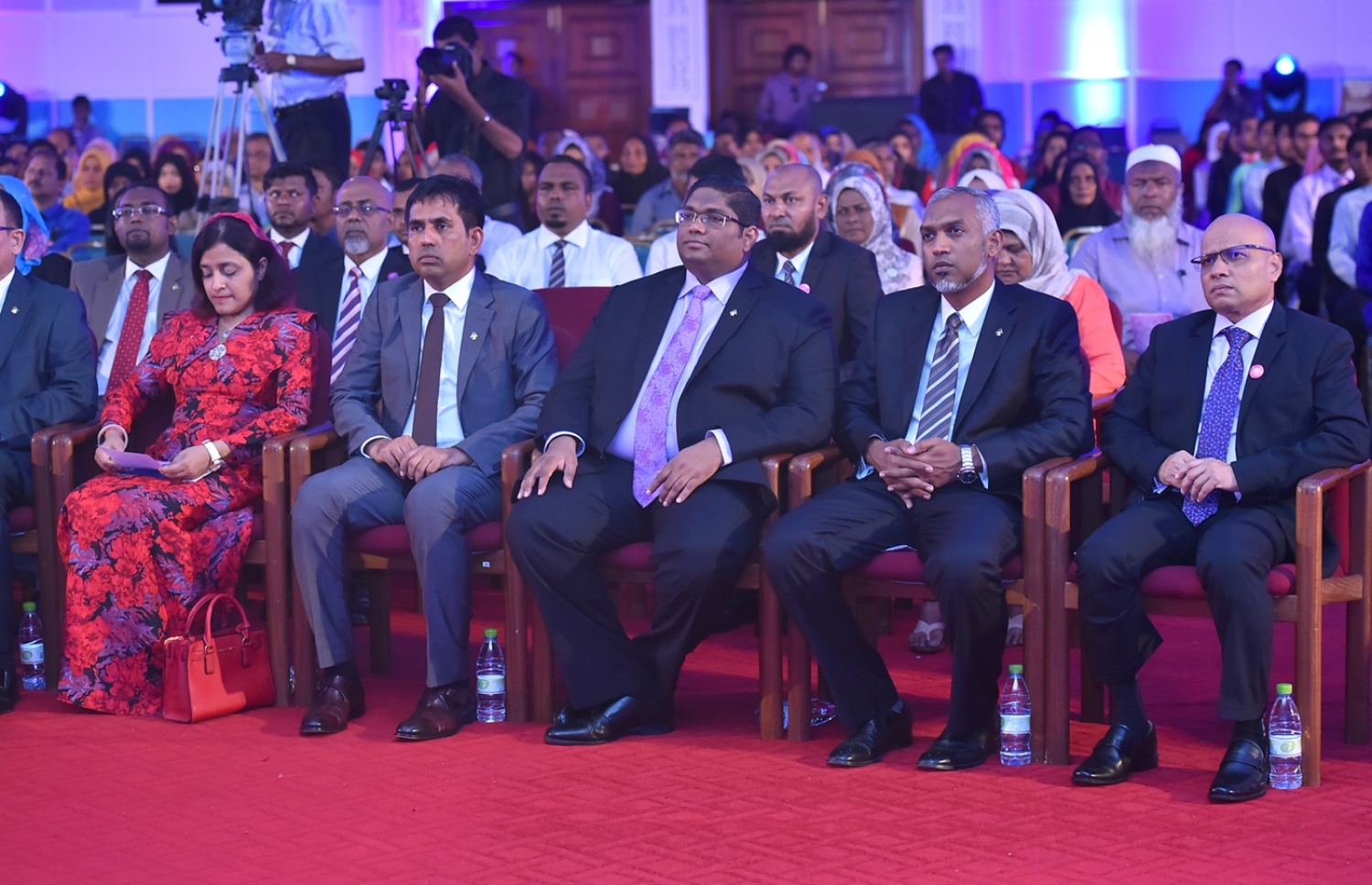 ދަރުބާރުގެ: މޭ 29، 2016: އޭލެވެލް އިމްތިހާނުން ރާއްޖެ އިން ގަދަ 10 ގައި ހިމެނޭ ކުދިންނަށް އެވޯޑު ދިނުމަށް ދަރުބާރުގޭގައި ބޭއްވި ހަފުލާގައި ސަރުކާރުގެ ވަޒީރުން ބައިވެރިވެ ވަޑައިގަންނަވަނީ.-- ފޮޓޯ: ރައީސް އޮފީސް