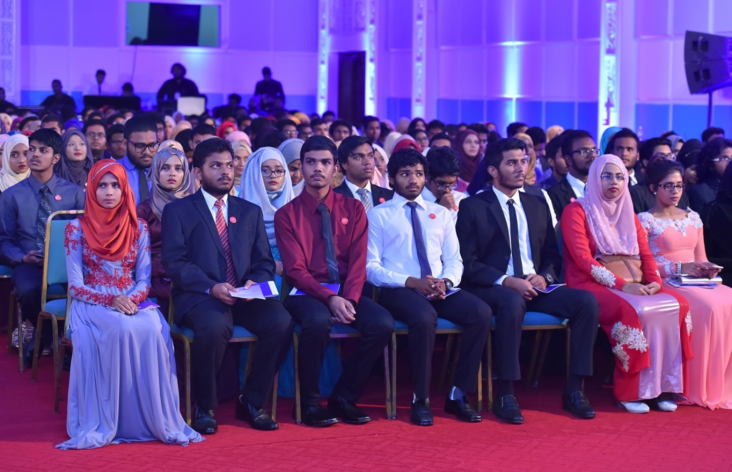 ދަރުބާރުގެ: މޭ 29، 2016: އޭލެވެލް އިމްތިހާނުން ރާއްޖެ އިން ގަދަ 10 ގައި ހިމެނޭ ކުދިންނަށް އެވޯޑު ދިނުމަށް ދަރުބާރުގޭގައި ބޭއްވި ހަފުލާގައި ދަރިވަރުން ބައިވެރިވަނީ.-- ފޮޓޯ: ރައީސް އޮފީސް