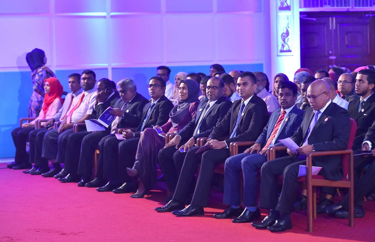 ދަރުބާރުގެ: މޭ 29، 2016: އޭލެވެލް އިމްތިހާނުން ރާއްޖެ އިން ގަދަ 10 ގައި ހިމެނޭ ކުދިންނަށް އެވޯޑު ދިނުމަށް ދަރުބާރުގޭގައި ބޭއްވި ހަފުލާގައި އެކި ކުންފުނީގެ އިސްވެރިން ބައިވެރިވެ ވަޑައިގަންނަވަނީ.-- ފޮޓޯ: ރައީސް އޮފީސް