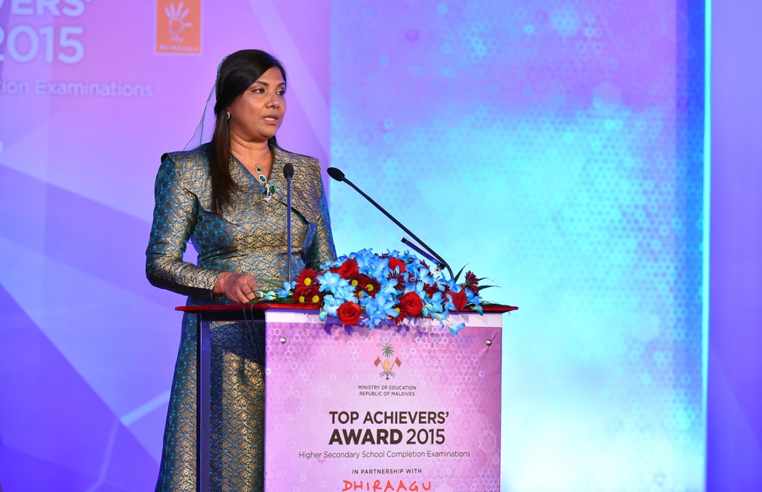 ދަރުބާރުގެ: މޭ 29، 2016: އޭލެވެލް އިމްތިހާނުން ރާއްޖެ އިން ގަދަ 10 ގައި ހިމެނޭ ކުދިންނަށް އެވޯޑު ދިނުމަށް ދަރުބާރުގޭގައި ބޭއްވި ހަފުލާގައި އެޑިއުކޭޝަން މިނިސްޓަރު އައިޝަތު ޝިހާމް ވާހަކަ ދައްކަަވަނީ.-- ފޮޓޯ: ރައީސް އޮފީސް