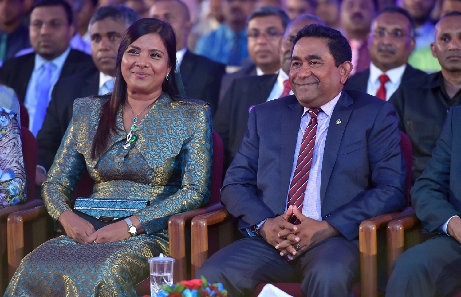 ދަރުބާރުގެ: މޭ 29، 2016: އޭލެވެލް އިމްތިހާނުން ރާއްޖެ އިން ގަދަ 10 ގައި ހިމެނޭ ކުދިންނަށް އެވޯޑު ދިނުމަށް ދަރުބާރުގޭގައި ބޭއްވި ހަފުލާގައި ރައީސް ޔާމިނާއި(ކ)، އެޑިއުކޭޝަން މިނިސްޓަރު އައިޝަތު ޝިހާމް(ވ) ބައިވެރިވެ ވަޑައިގަންނަވަނީ.-- ފޮޓޯ: ރައީސް އޮފީސް