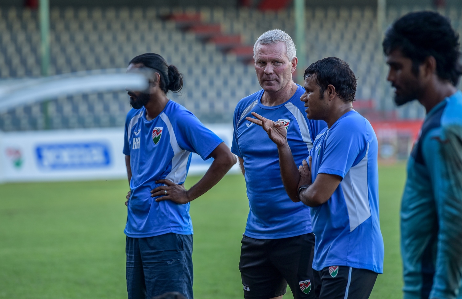 ހާބަޓް (ވ-2) އެސިސްޓަންޓް ކޯޗު އިންމައާ އެކު ޕްރެކްޓިހުގައި. --ފޮޓޯ: ނިޝާން އަލީ/ މިހާރު