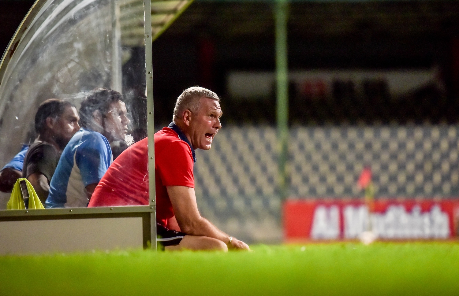 ހާބަޓް (ކ) ގައުމީ ޓީމުގެ ޕްރެކްޓިހުގައި ކުޅުންތެރިންނަށް އިރުޝާދު ދެނީ. --ފޮޓޯ: ނިޝާން އަލީ/ މިހާރު