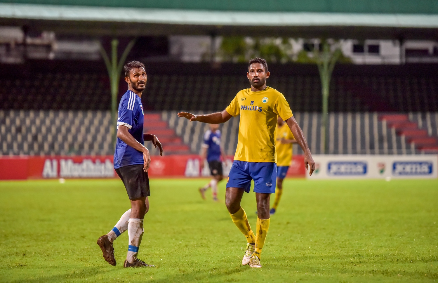 ގައުމީ ޓީމާއި ވެލެންސިއާ ކުޅުނު މެޗެއްގެ ތެރެއިން: ވެލެންސިއާގެ ބަކާ (ކ) އާއި އަޑޭ.-- ފޮޓޯ: ނިޝާން އަލީ/މިހާރު