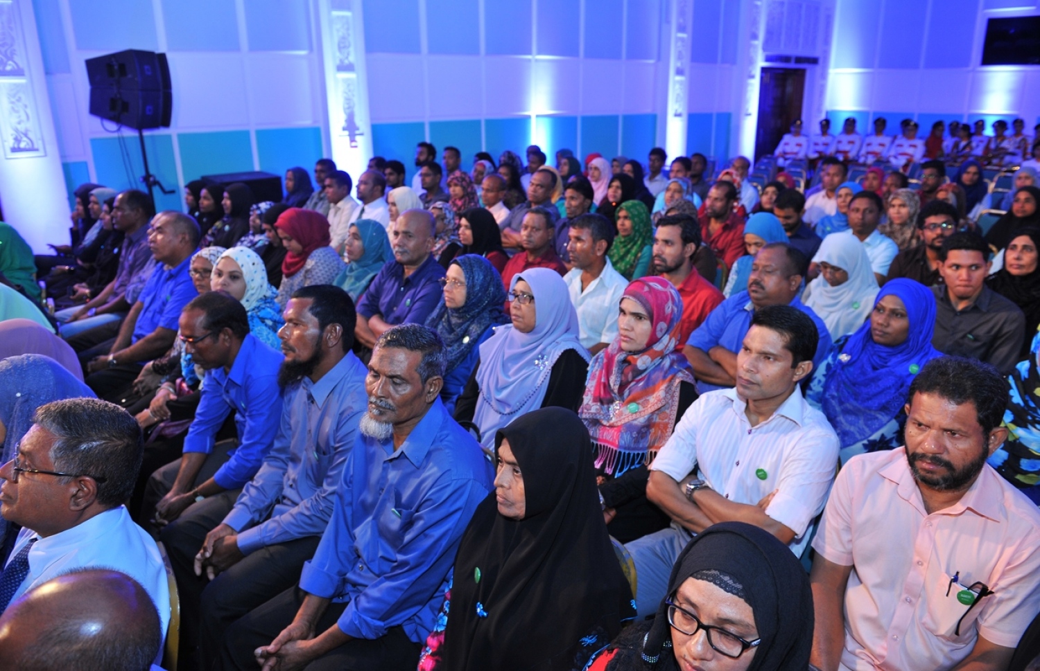 ދަރުބާރުގެ: މޭ 29، 2016: އޭލެވެލް އިމްތިހާނުން ރާއްޖެ އިން ގަދަ 10 ގައި ހިމެނޭ ކުދިންނަށް އެވޯޑު ދިނުމަށް ދަރުބާރުގޭގައި ބޭއްވި ހަފުލާގައި ދަރިވަރުންނާއި ބެލެނިވެރިން ބައިވެރިވަނީ.-- ފޮޓޯ: ރައީސް އޮފީސް