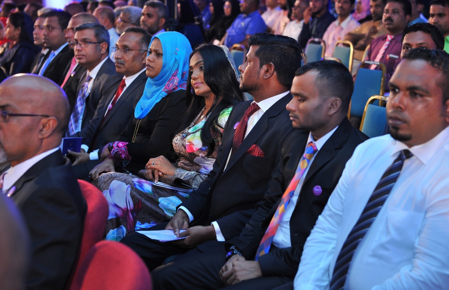 ދަރުބާރުގެ: މޭ 29، 2016: އޭލެވެލް އިމްތިހާނުން ރާއްޖެ އިން ގަދަ 10 ގައި ހިމެނޭ ކުދިންނަށް އެވޯޑު ދިނުމަށް ދަރުބާރުގޭގައި ބޭއްވި ހަފުލާގައި އެކި މުއައްސަސާތަކުގެ އިސްވެރިން ބައިވެރިވެ ވަޑައިގަންނަވަނީ.-- ފޮޓޯ: ރައީސް އޮފީސް