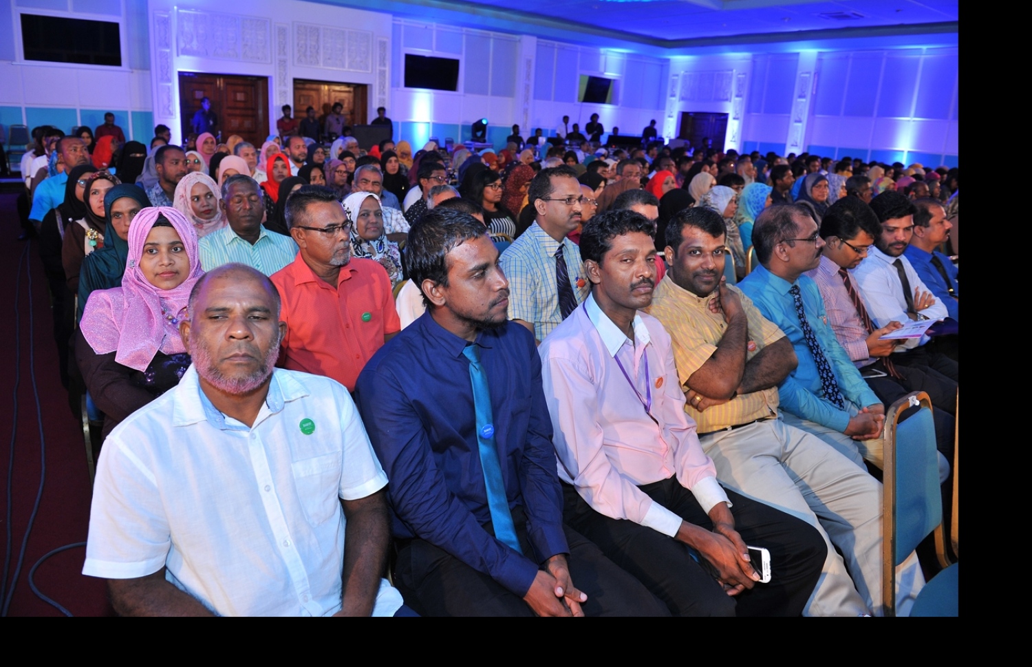 ދަރުބާރުގެ: މޭ 29، 2016: އޭލެވެލް އިމްތިހާނުން ރާއްޖެ އިން ގަދަ 10 ގައި ހިމެނޭ ކުދިންނަށް އެވޯޑު ދިނުމަށް ދަރުބާރުގޭގައި ބޭއްވި ހަފުލާގައި ދަރިވަރުންނާއި ބެލެނިވެރިން ބައިވެރިވަނީ.-- ފޮޓޯ: ރައީސް އޮފީސް