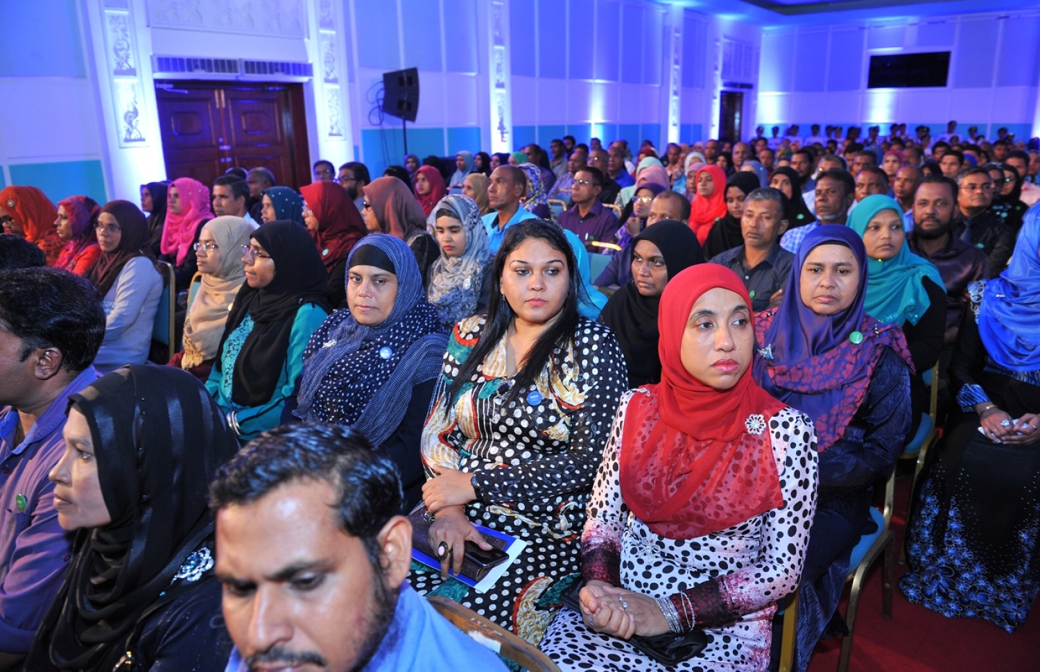 ދަރުބާރުގެ: މޭ 29، 2016: އޭލެވެލް އިމްތިހާނުން ރާއްޖެ އިން ގަދަ 10 ގައި ހިމެނޭ ކުދިންނަށް އެވޯޑު ދިނުމަށް ދަރުބާރުގޭގައި ބޭއްވި ހަފުލާގައި ދަރިވަރުންނާއި ބެލެނިވެރިން ބައިވެރިވަނީ.-- ފޮޓޯ: ރައީސް އޮފީސް