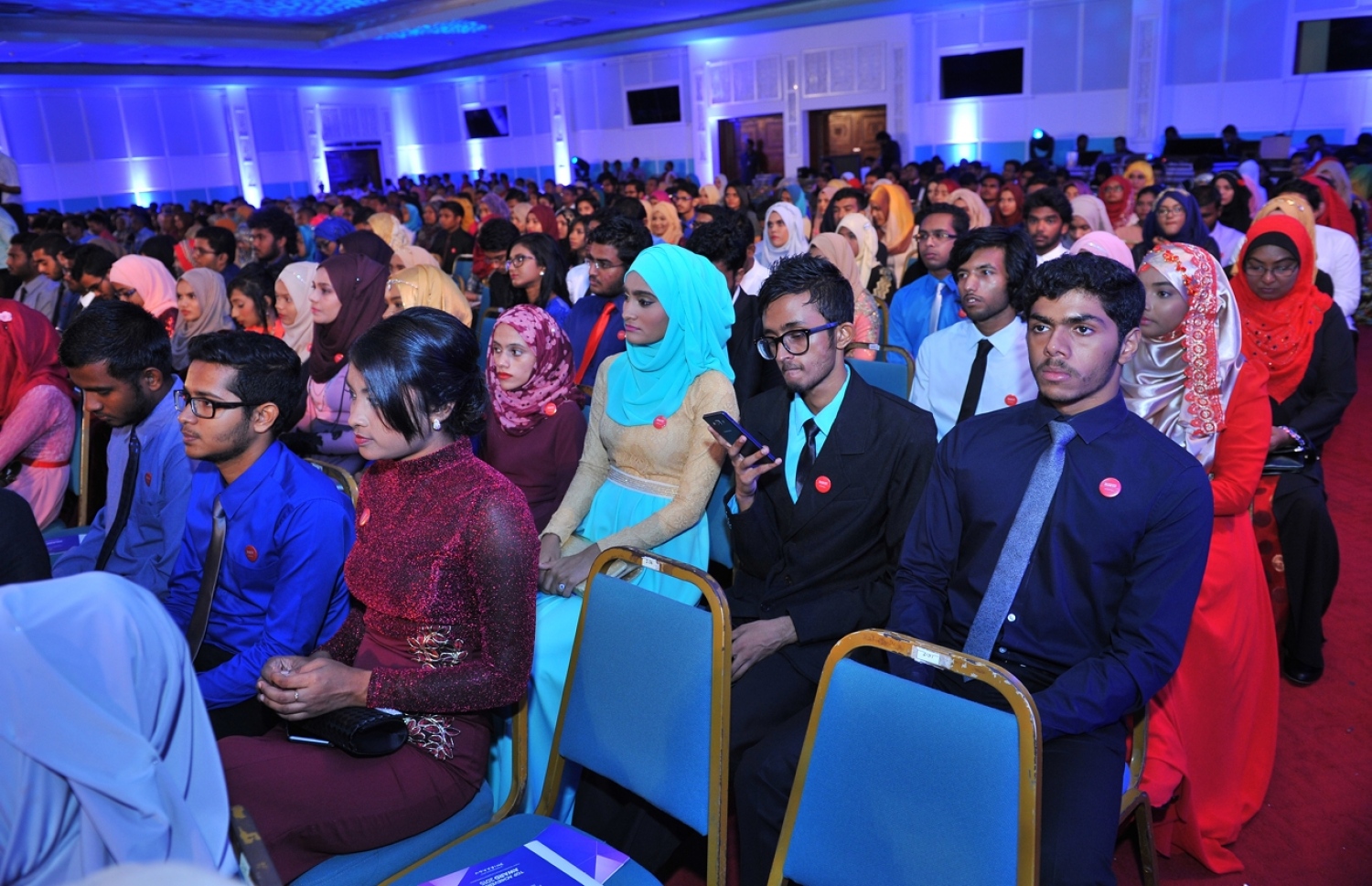 ދަރުބާރުގެ: މޭ 29، 2016: އޭލެވެލް އިމްތިހާނުން ރާއްޖެ އިން ގަދަ 10 ގައި ހިމެނޭ ކުދިންނަށް އެވޯޑު ދިނުމަށް ދަރުބާރުގޭގައި ބޭއްވި ހަފުލާގައި ދަރިވަރުންނާއި ބެލެނިވެރިން ބައިވެރިވަނީ.-- ފޮޓޯ: ރައީސް އޮފީސް