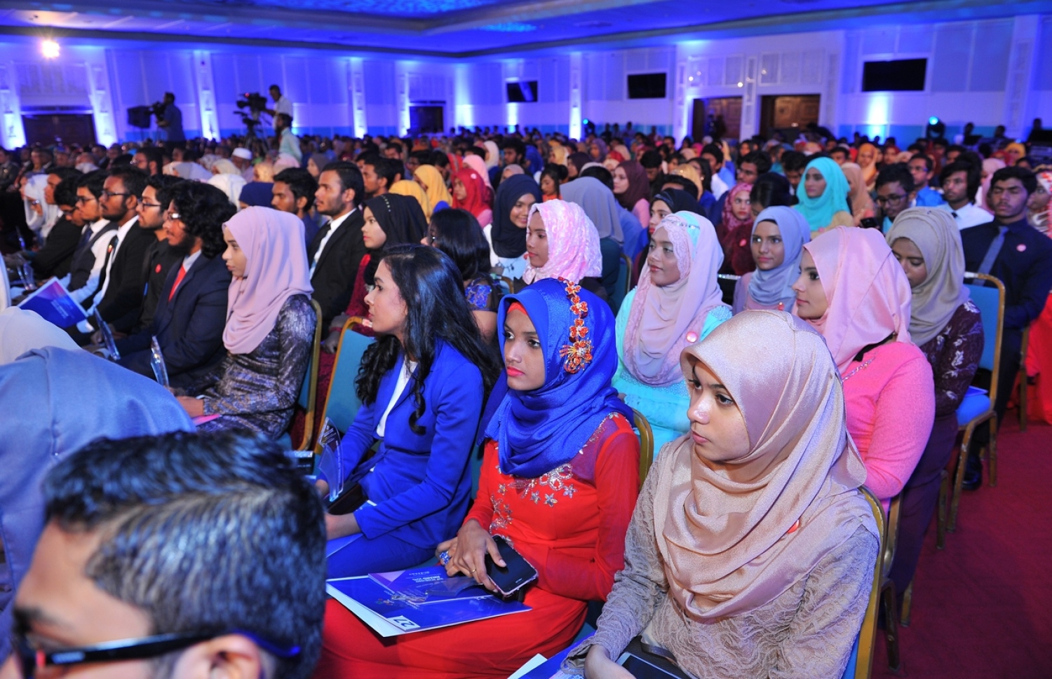 ދަރުބާރުގެ: މޭ 29، 2016: އޭލެވެލް އިމްތިހާނުން ރާއްޖެ އިން ގަދަ 10 ގައި ހިމެނޭ ކުދިންނަށް އެވޯޑު ދިނުމަށް ދަރުބާރުގޭގައި ބޭއްވި ހަފުލާގައި ދަރިވަރުންނާއި ބެލެނިވެރިން ބައިވެރިވަނީ.-- ފޮޓޯ: ރައީސް އޮފީސް