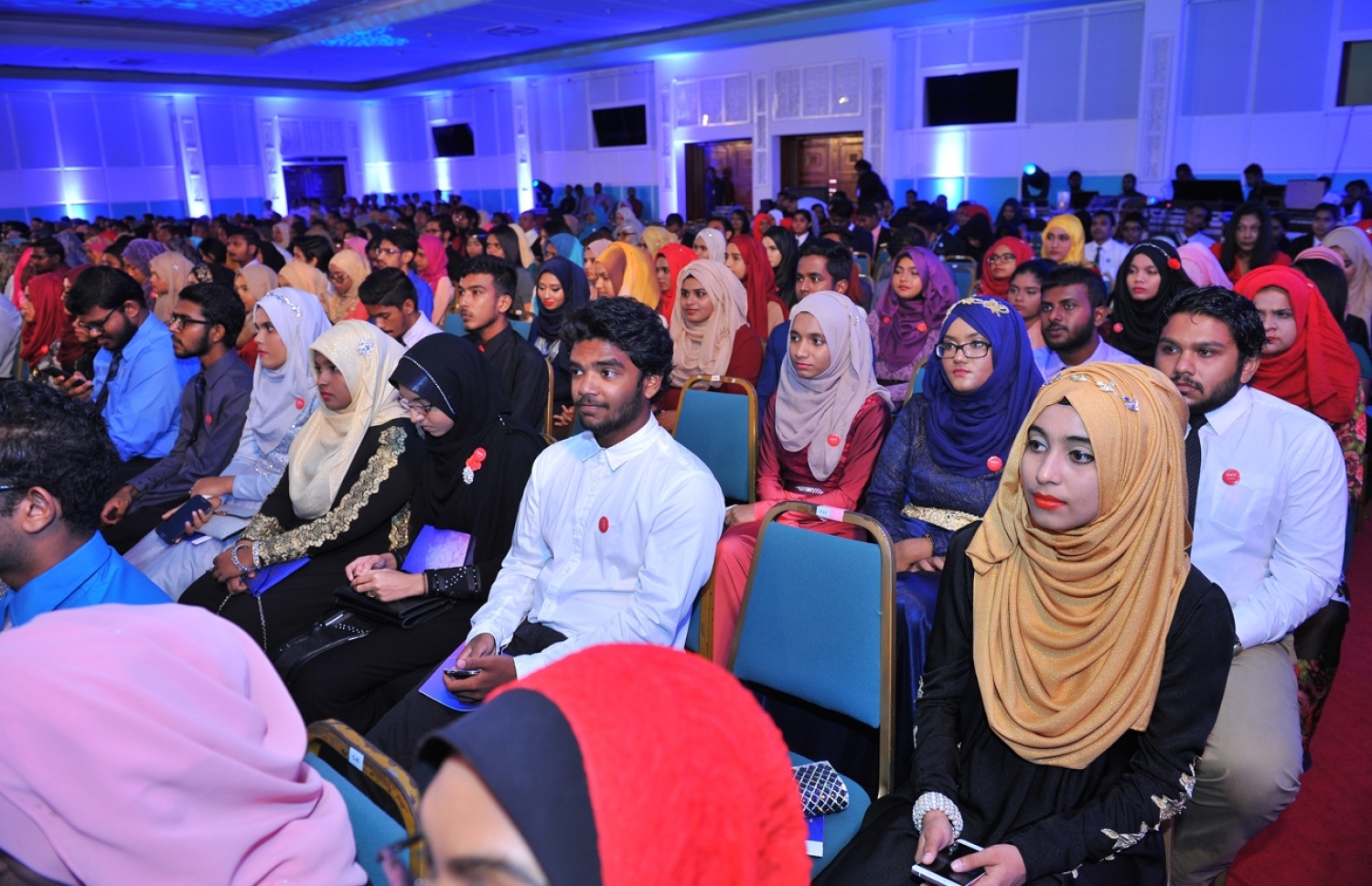 ދަރުބާރުގެ: މޭ 29، 2016: އޭލެވެލް އިމްތިހާނުން ރާއްޖެ އިން ގަދަ 10 ގައި ހިމެނޭ ކުދިންނަށް އެވޯޑު ދިނުމަށް ދަރުބާރުގޭގައި ބޭއްވި ހަފުލާގައި ދަރިވަރުންނާއި ބެލެނިވެރިން ބައިވެރިވަނީ.-- ފޮޓޯ: ރައީސް އޮފީސް