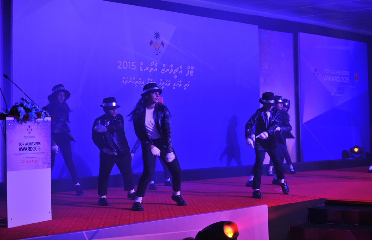 ދަރުބާރުގެ: މޭ 29، 2016: އޭލެވެލް އިމްތިހާނުން ރާއްޖެ އިން ގަދަ 10 ގައި ހިމެނޭ ކުދިންނަށް އެވޯޑު ދިނުމަށް ދަރުބާރުގޭގައި ބޭއްވި ހަފުލާގައި ދަރިވަރުންތަކެއް ސްޓޭޖުގައި ޕާފޯމް ކުރަނީ.-- ފޮޓޯ: ރައީސް އޮފީސް