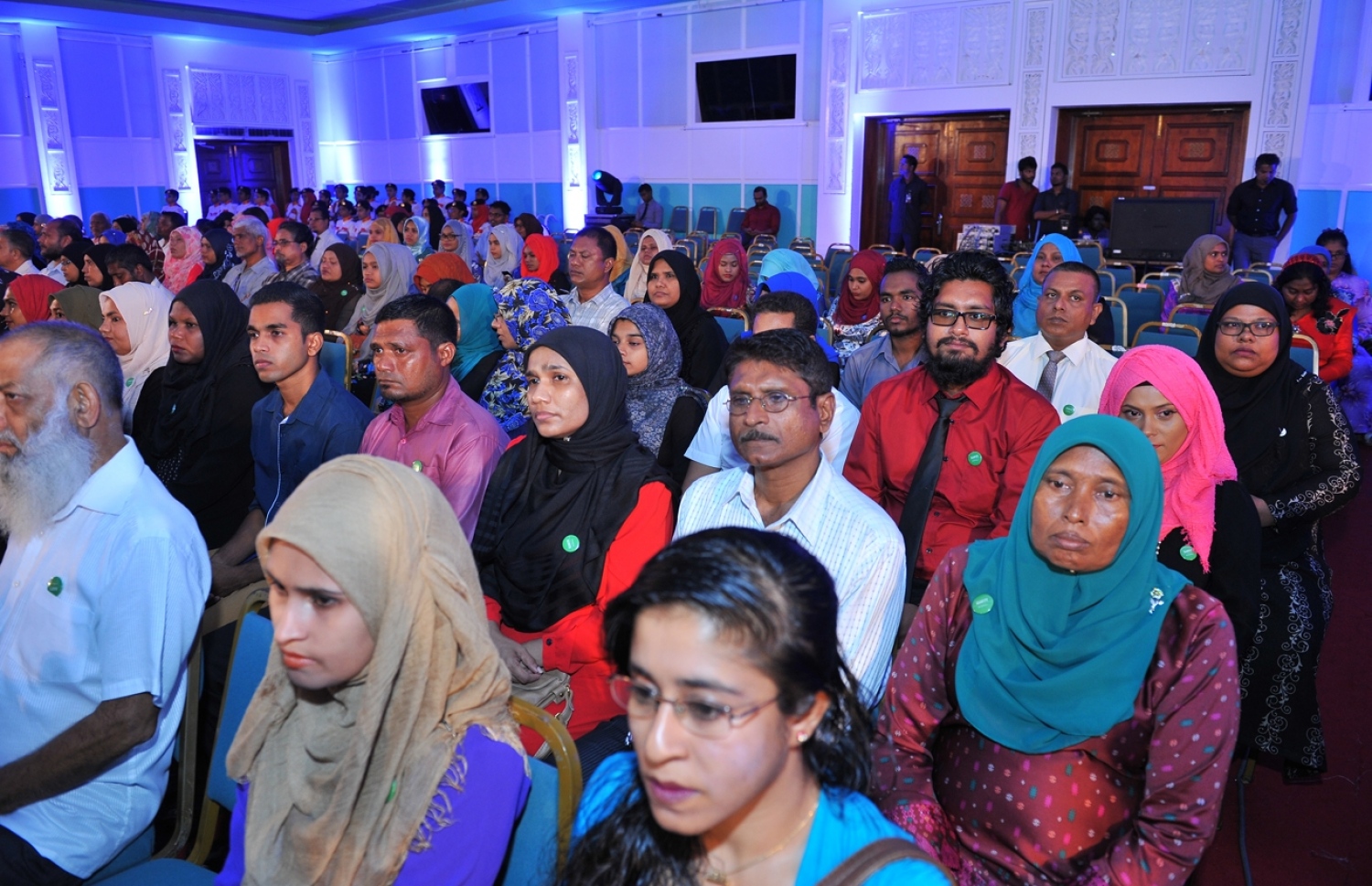 ދަރުބާރުގެ: މޭ 29، 2016: އޭލެވެލް އިމްތިހާނުން ރާއްޖެ އިން ގަދަ 10 ގައި ހިމެނޭ ކުދިންނަށް އެވޯޑު ދިނުމަށް ދަރުބާރުގޭގައި ބޭއްވި ހަފުލާގައި ދަރިވަރުންނާއި ބެލެނިވެރިން ބައިވެރިވަނީ.-- ފޮޓޯ: ރައީސް އޮފީސް