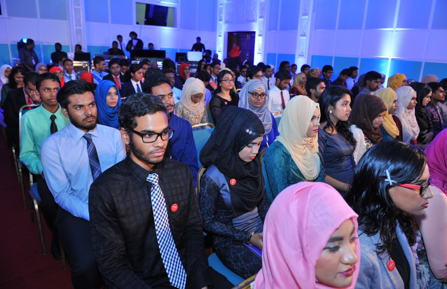 ދަރުބާރުގެ: މޭ 29، 2016: އޭލެވެލް އިމްތިހާނުން ރާއްޖެ އިން ގަދަ 10 ގައި ހިމެނޭ ކުދިންނަށް އެވޯޑު ދިނުމަށް ދަރުބާރުގޭގައި ބޭއްވި ހަފުލާގައި ދަރިވަރުން ބައިވެރިވަނީ.-- ފޮޓޯ: ރައީސް އޮފީސް