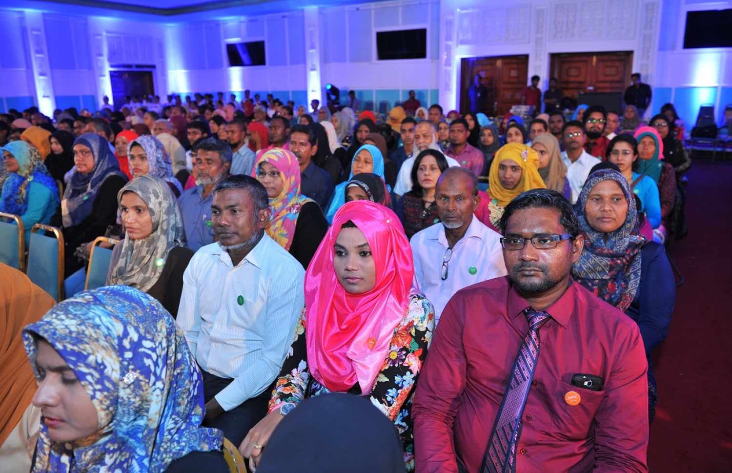 ދަރުބާރުގެ: މޭ 29، 2016: އޭލެވެލް އިމްތިހާނުން ރާއްޖެ އިން ގަދަ 10 ގައި ހިމެނޭ ކުދިންނަށް އެވޯޑު ދިނުމަށް ދަރުބާރުގޭގައި ބޭއްވި ހަފުލާގައި ދަރިވަރުންނާއި ބެލެނިވެރިން ބައިވެރިވަނީ.-- ފޮޓޯ: ރައީސް އޮފީސް