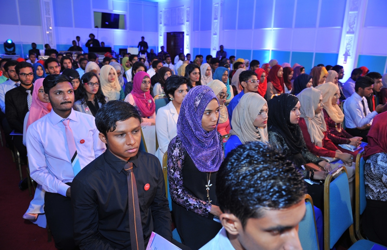 ދަރުބާރުގެ: މޭ 29، 2016: އޭލެވެލް އިމްތިހާނުން ރާއްޖެ އިން ގަދަ 10 ގައި ހިމެނޭ ކުދިންނަށް އެވޯޑު ދިނުމަށް ދަރުބާރުގޭގައި ބޭއްވި ހަފުލާގައި ދަރިވަރުން ބައިވެރިވަނީ.-- ފޮޓޯ: ރައީސް އޮފީސް