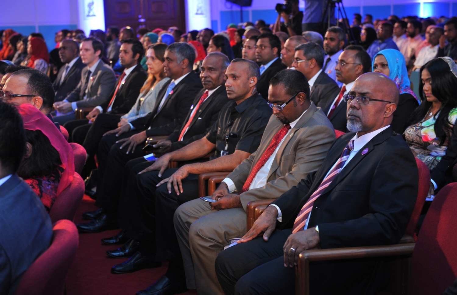 ދަރުބާރުގެ: މޭ 29، 2016: އޭލެވެލް އިމްތިހާނުން ރާއްޖެ އިން ގަދަ 10 ގައި ހިމެނޭ ކުދިންނަށް އެވޯޑު ދިނުމަށް ދަރުބާރުގޭގައި ބޭއްވި ހަފުލާގައި އެކި މުއައްސަސާތަކުގެ އިސްވެރިން ބައިވެރިވެ ވަޑައިގަންނަވަނީ.-- ފޮޓޯ: ރައީސް އޮފީސް