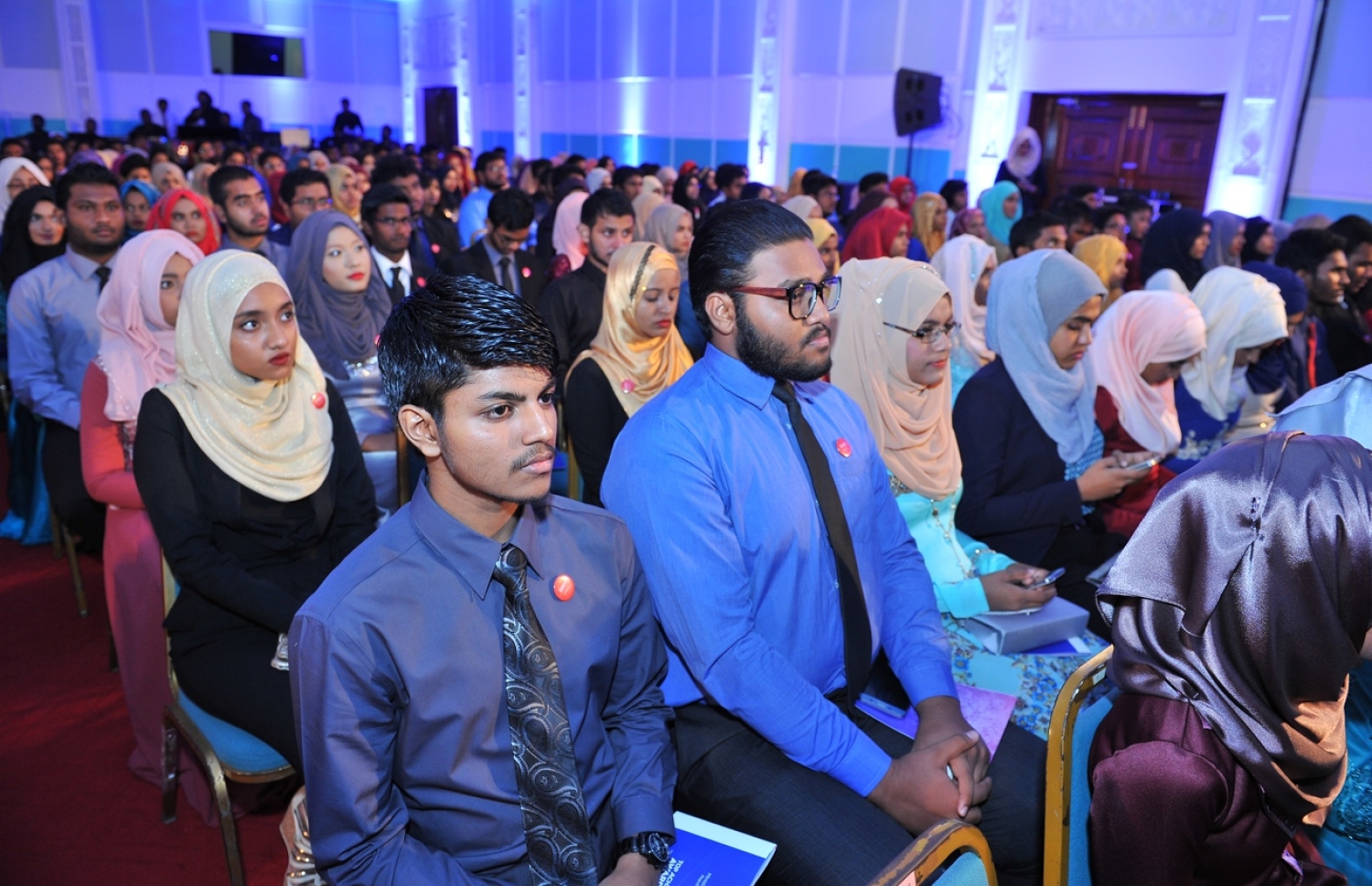 ދަރުބާރުގެ: މޭ 29، 2016: އޭލެވެލް އިމްތިހާނުން ރާއްޖެ އިން ގަދަ 10 ގައި ހިމެނޭ ކުދިންނަށް އެވޯޑު ދިނުމަށް ދަރުބާރުގޭގައި ބޭއްވި ހަފުލާގައި ދަރިވަރުން ބައިވެރިވަނީ.-- ފޮޓޯ: ރައީސް އޮފީސް