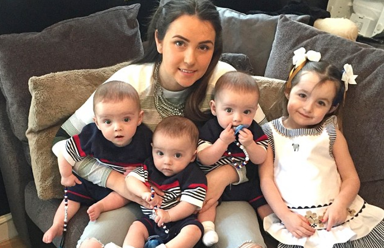 އުމުރުން އެންމެ 23 އަހަރުގެ ބެން-ޖޯ އޭނާގެ ހަތަރު ދަރިން ގޮވައިގެން