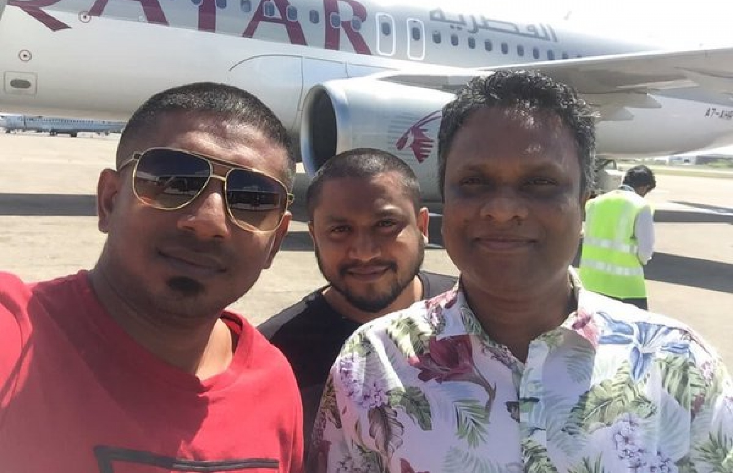 އާޒިމް (ކ) އާއި އަލީ ޒާހިރު (މ) އަދި މަހްލޫފް ލަންޑަނަށް ފުރަން އިބްރާހިމް ނާސިރު އިންޓަނޭޝަނަލް އެއާޕޯޓުގައި.