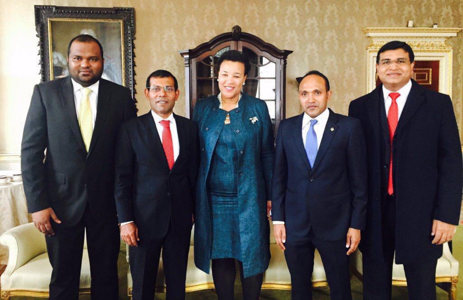 ޑރ. ޖަމީލާއި ކުރީގެ ރައީސް ނަޝީދާއި ސިޔާސީ ބަައެއް ބޭފުޅުން ބޭރުގެ އަންހެން އޮފިޝަލަކާ އެކު ލަންޑަނުގައި: އިއްތިހާދު އެކުލަވާލި ކަން މާދަމާ ލަންޑަންގައި އިއުލާން ކުރާނެ