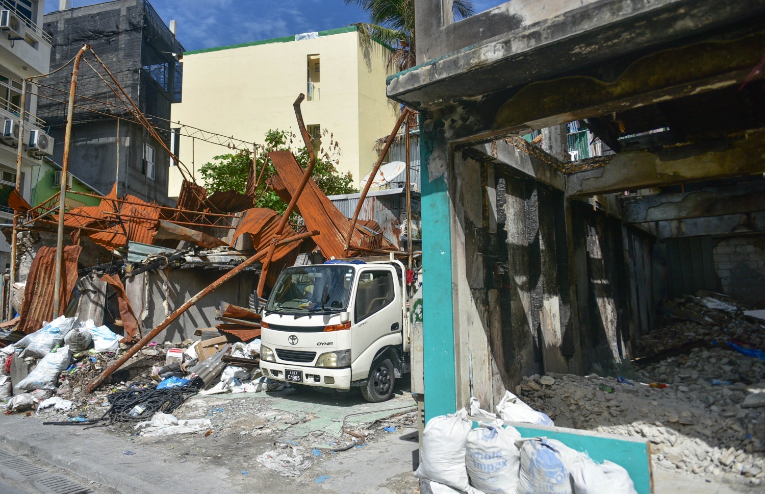 އަލިފާނުގެ ހާދިސާގައި ގެއްލުން ލިބުނު ގެއެއް ސާފުކުރުމުގެ މަސައްކަތް ބަޔަކު ކުރަނީ. ފޮޓޯ: މުހައްމަދު ޝަރުހާން/މިހާރު