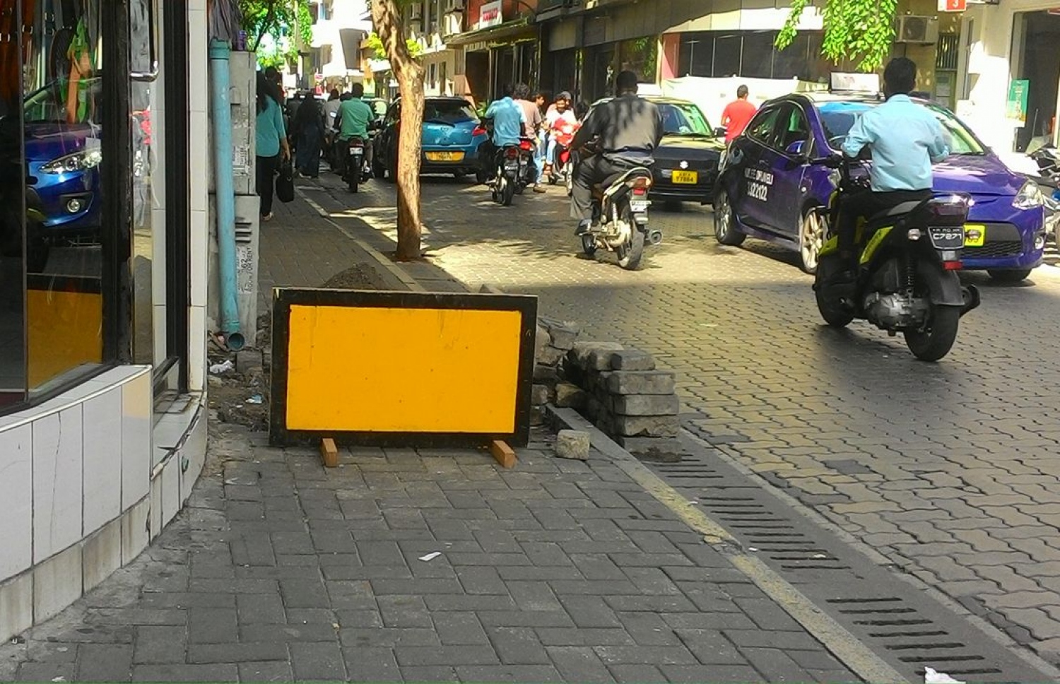 މާލޭގެ މަގެއް ކޮނެފައި: މަގުތައް ކޮނުމުގެ މަސައްކަތް ކުރަމުން އަންނަ އެމްއާރުޑީސީގެ ހިދުމަތްތަކާ މެދު ވިޔަފާރި ކުންފުނިތަކުން ވަނީ ސުވާލު އުފައްދާފައި -- ފޮޓޯ/ މިހާރު