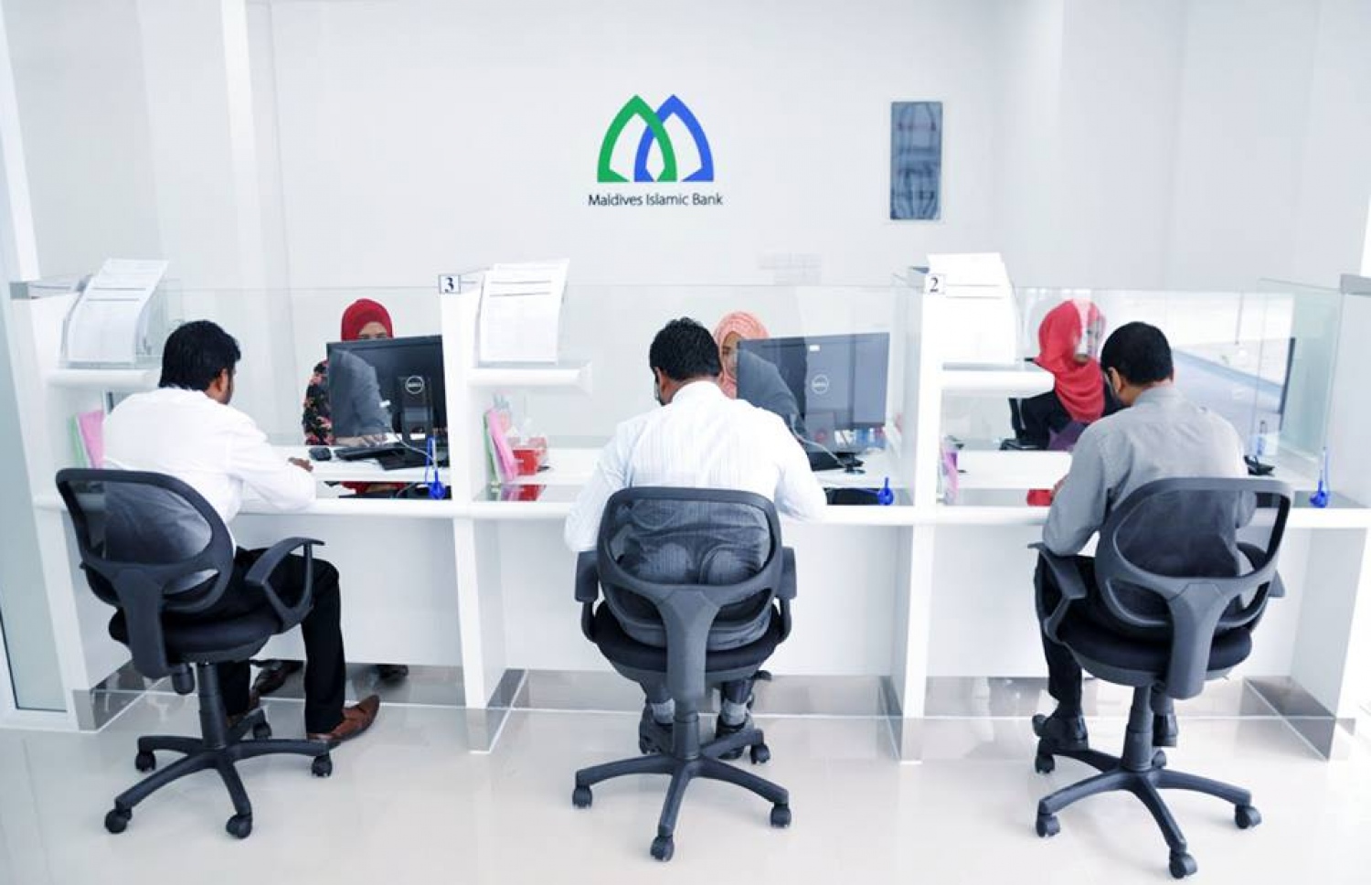 މޯލްޑިވްސް އިސްލާމިކް ބޭންކުގެ މާލޭ ބްރާންޗުން ހިދުމަތް ހޯދަން ގޮސްތިބި ބަޔަކު މަޑުކޮށްލައިގެން: އެ ބޭންކު މެދުވެރިކޮށް މިހާރު ހައްޖަށާއި އުމްރާއަށް ދިއުމަށް ފައިސާ ދެއްކޭނެ. ފޮޓޯ: އެމްއައިބީ