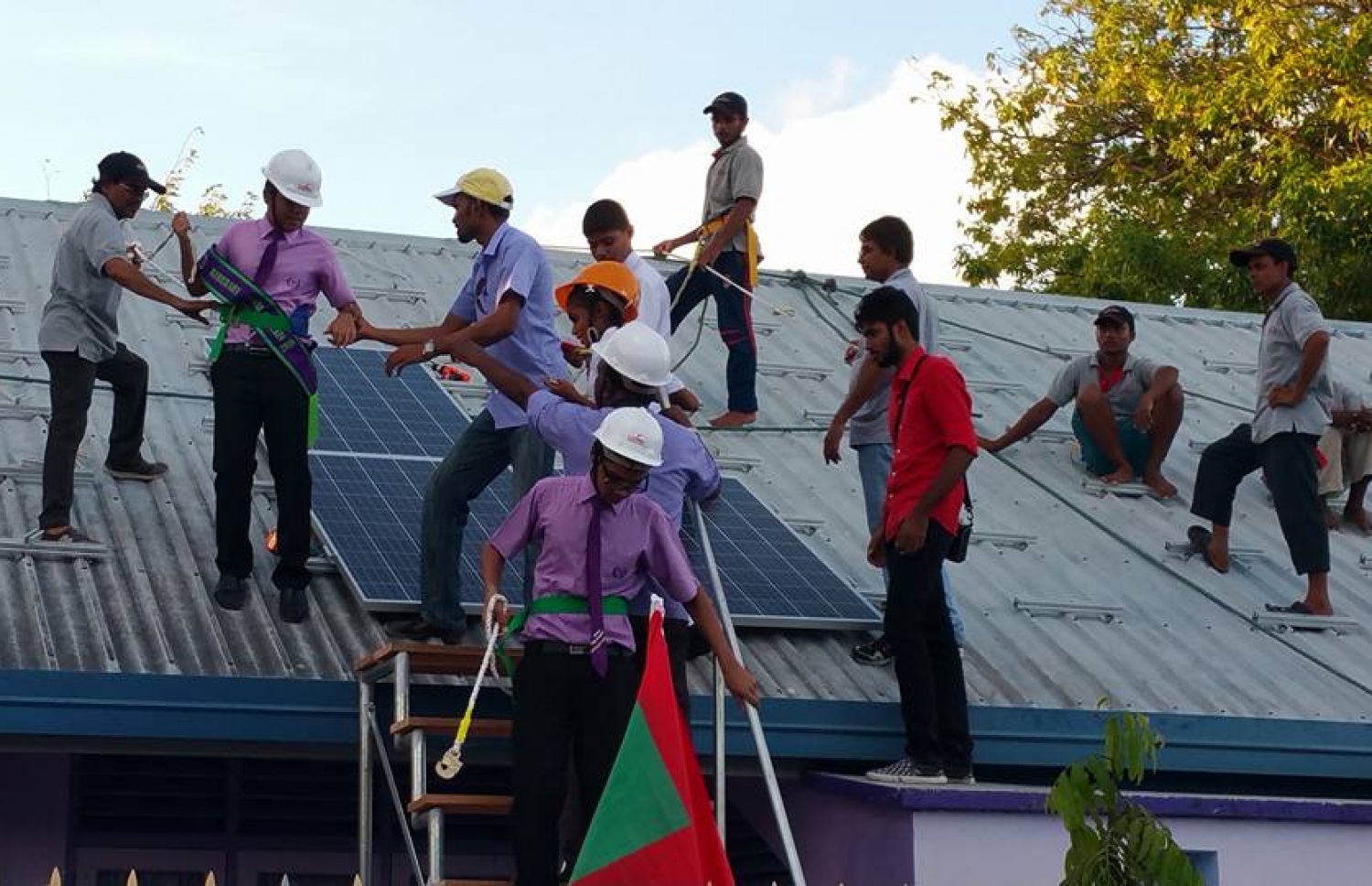 އައްޑޫގައި ސޯލާ އިން 1.6 މެގަވޮޓްގެ ކަރަންޓް އުފެއްދުމަށް ކުރިއަށް ގެންދާ މަޝްރޫއު މިއަދު ފެށުމުގެ ރަސްމިއްޔާތުގެ ތެރެއިން. ފޮޓޯ/ އަހުމަދު އަދުޝަން