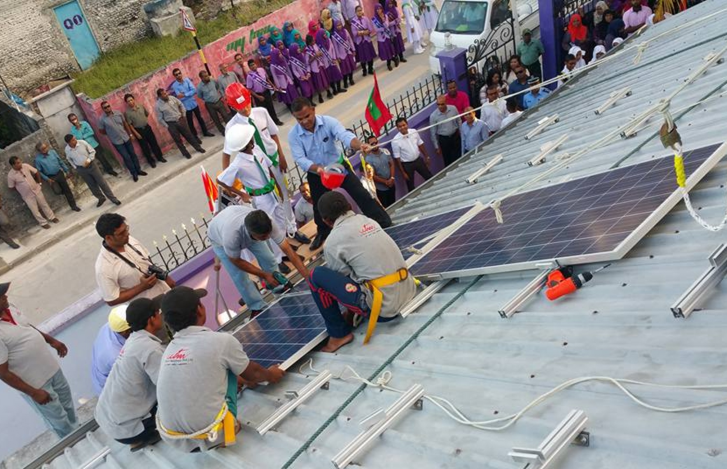 އައްޑޫގައި ސޯލާ އިން 1.6 މެގަވޮޓްގެ ކަރަންޓް އުފެއްދުމަށް ކުރިއަށް ގެންދާ މަޝްރޫއު މިއަދު ފެށުމުގެ ރަސްމިއްޔާތުގެ ތެރެއިން. ފޮޓޯ/ އަހުމަދު އަދުޝަން