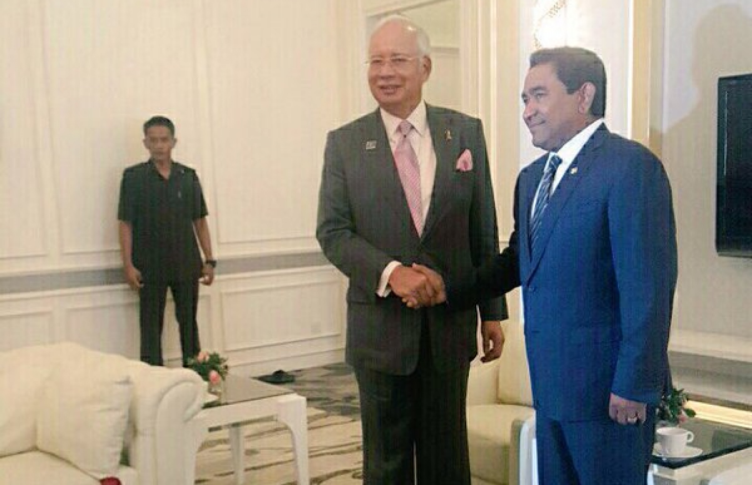 ރައީސް އަބްދުﷲ ޔާމީން މެލޭޝިއާ އަށް ކުރެއްވި ދަތުރުފުޅެއްގައި، ބޮޑުވަޒީރު ނަޖީބް ރައްޒާގާ ސަލާމްކުރައްވަނީ. --ފޮޓޯ: ރައީސް އޮފީސް