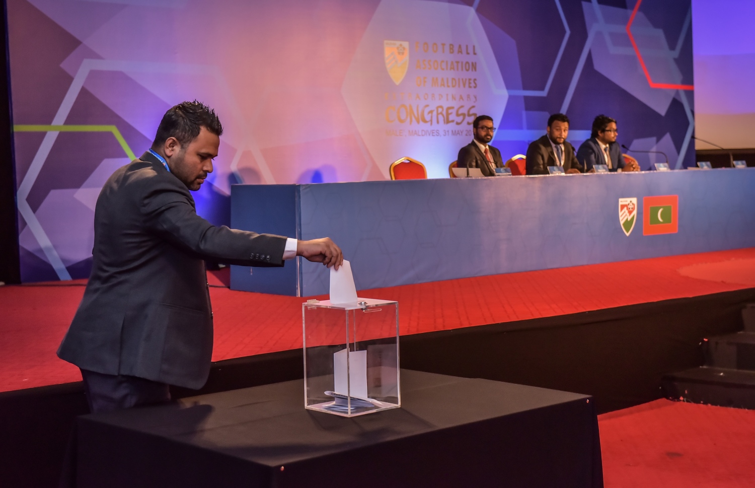 މާލެ: 31 މޭ 2016، އެފްއޭއެމްގެ އިންތިހާބީ ކޮންގްރެސް ތެރެއިން. މި އިންތިހާބު ކާމިޔާބުކޮށް ރައީސަކަށް ހޮވުނީ އަހުމަދު ތޯރިގް (ޓޮމް).-- ފޮޓޯ:ނިޝާން އަލީ/މިހާރު