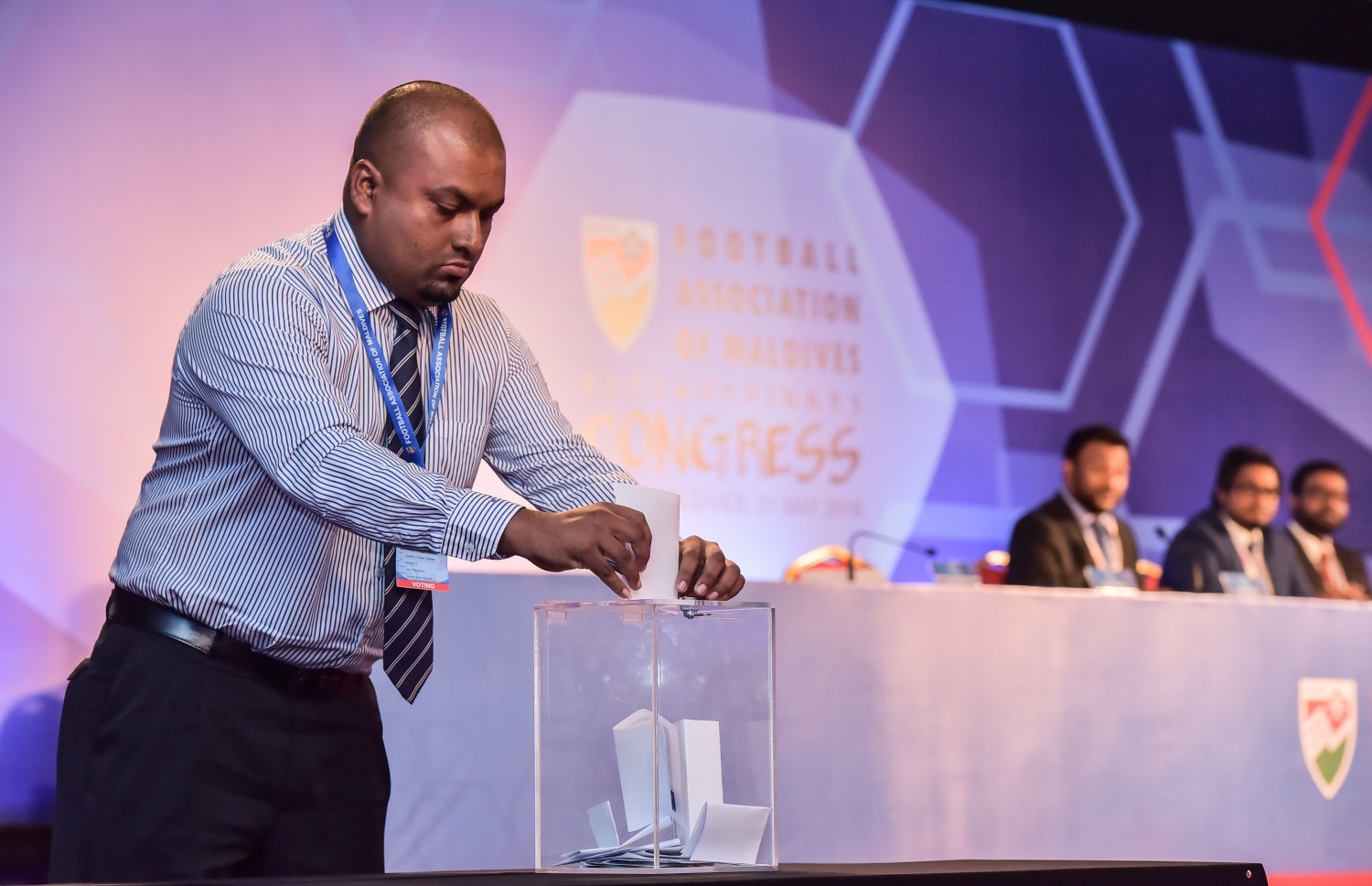 މާލެ: 31 މޭ 2016، އެފްއޭއެމްގެ އިންތިހާބީ ކޮންގްރެސް ތެރެއިން. މި އިންތިހާބު ކާމިޔާބުކޮށް ރައީސަކަށް ހޮވުނީ އަހުމަދު ތޯރިގް (ޓޮމް).-- ފޮޓޯ:ނިޝާން އަލީ/މިހާރު