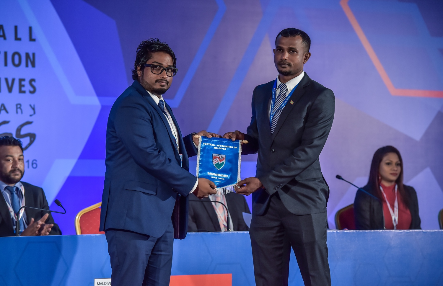 މާލެ: 31 މޭ 2016، އެފްއޭއެމްގެ އިންތިހާބީ ކޮންގްރެސް ތެރެއިން އެފްއޭއެމްގެ ރައީސް ތޯރިގްއާއި ގެނެރަލް ސެކެޓްރީ ބައްސާމް އަދީލް. މި އިންތިހާބު ކާމިޔާބުކޮށް ރައީސަކަށް ހޮވުނީ އަހުމަދު ތޯރިގް (ޓޮމް).-- ފޮޓޯ:ނިޝާން އަލީ/މިހާރު