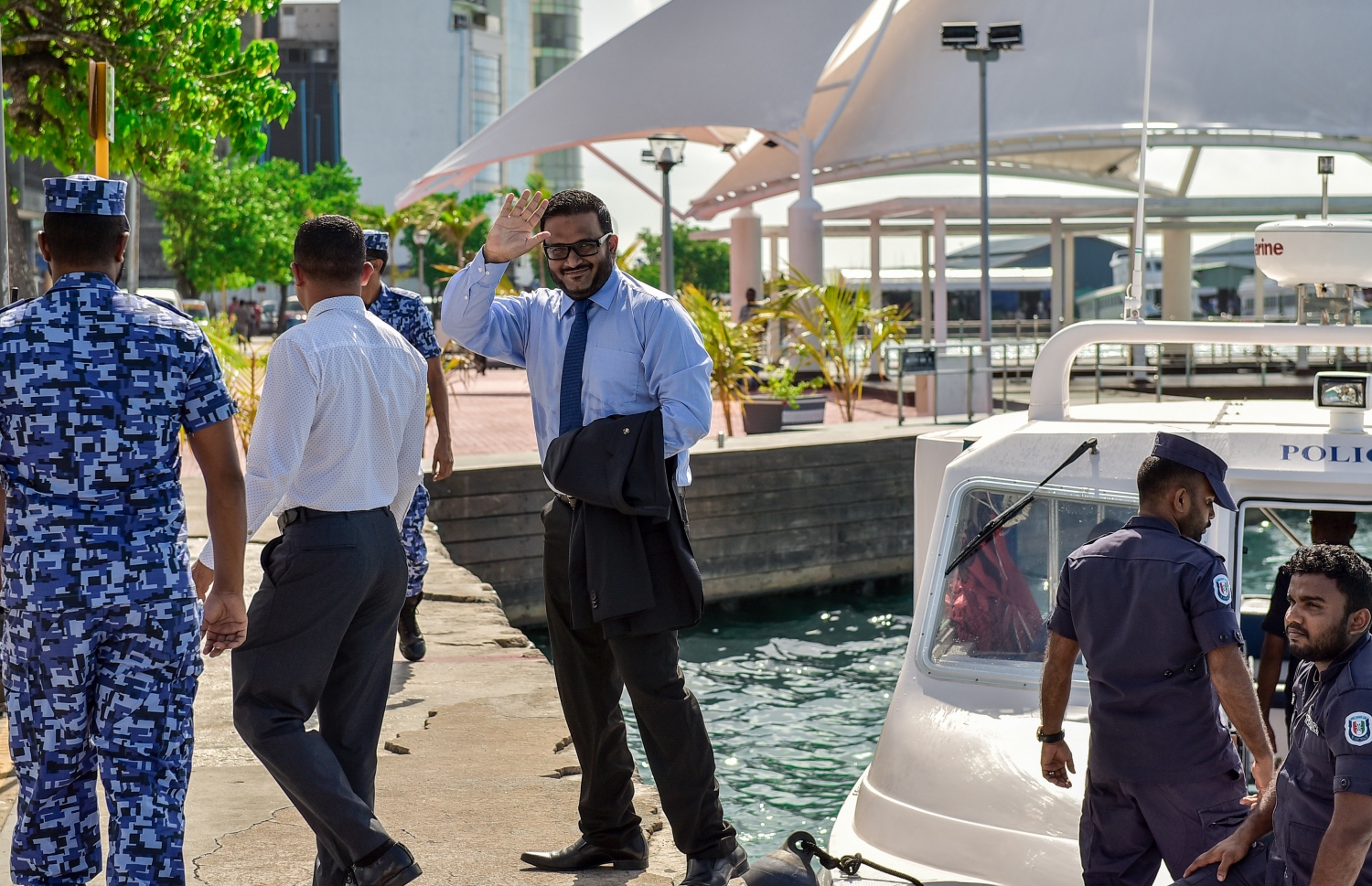 ކޯޓުގައި އޮތް ޝަރީއަތަކަށް އަދީބު ފުލުހުންގެ ހާޒިރުގައި ގެންދަނީ.---މިހާރު ފޮޓޯ