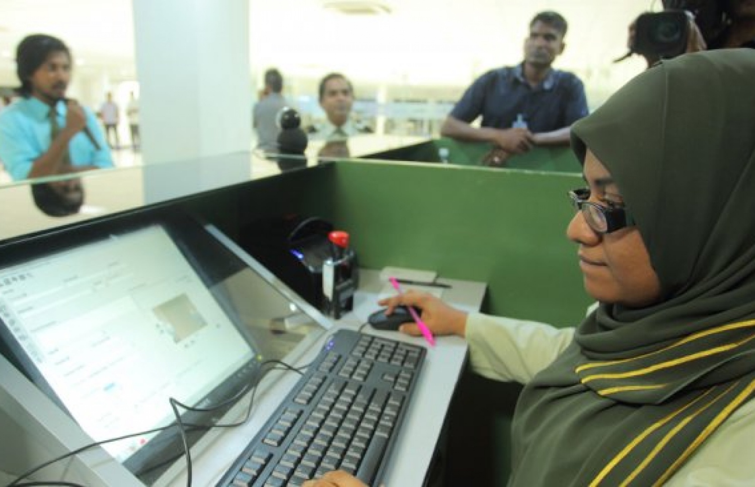 އެއާޕޯޓުގެ އިމިގްރޭޝަން ކައުންޓަރަކުން ހިދުމަތް ދެނީ: މިހާތަނަށް ބޭނުން ކުރަމުން ދިޔައީ އެމެރިކާގެ ސިސްޓަމް.-- ފައިލް ފޮޓޯ: އިމިގްރޭޝަން