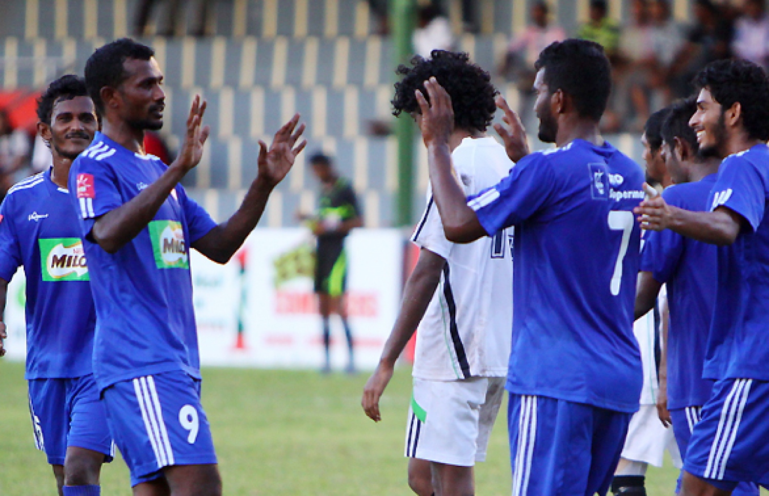 2013 ވަނަ އަހަރުގެ ލީގު މެޗެއްގެ ތެރެއިން ލަނޑު ޖެހުމަށް ފަހު ދަގަނޑޭ (ކ) އާއި ޓޮމް އުފާފާޅުކުރަނީ.-- މޯލްޑިވްސްސޮކާ