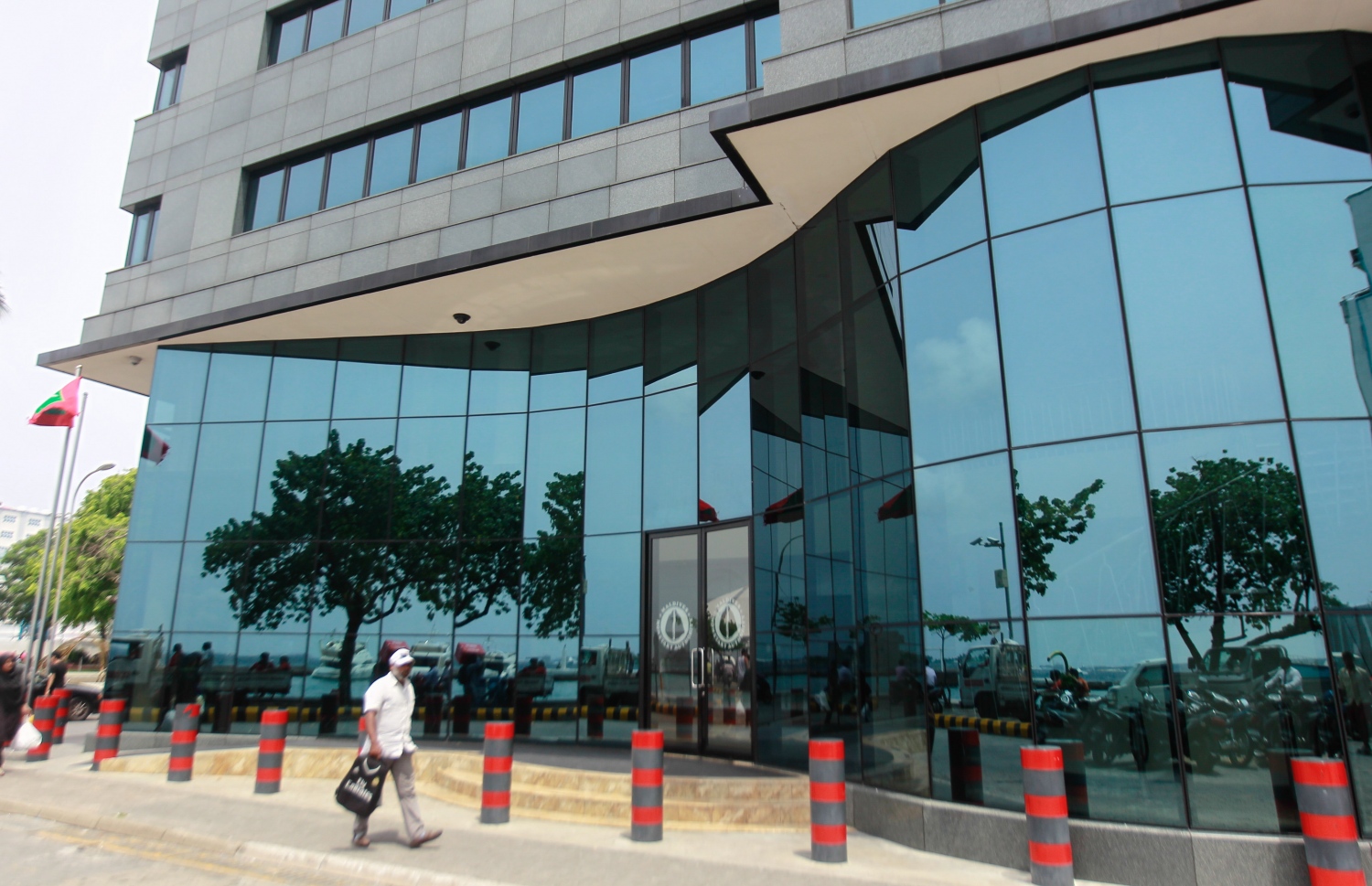 މޯލްޑީވްސް މަނިޓަރީ އޮތޯރިޓީ އިމާރާތް: ޑޮލަރުގެ އަގު ކޮންޓްރޯލް ކުރުމަށް އެމްއެމްއޭއިން ފިޔަވަޅު އަޅަން ޖެހޭ ކަމަށް ވިޔަފާރިވެރިން ބުނޭ-- ފޮޓޯ: މިހާރު