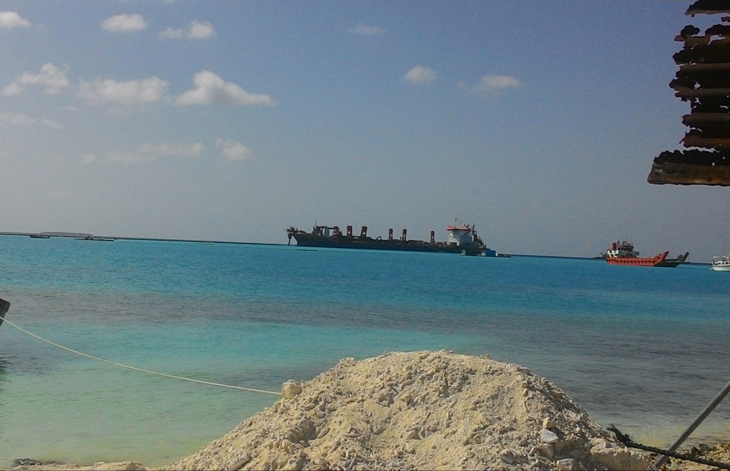 ތިނަދޫ ބިން ހިއްކުމަށް ހޮލޭންޑް ކުންފުނިން ގެނައި ޑްރެޖަރު އެ ރަށު ފަޅުތެރޭގައި. -މިހާރު ފޮޓޯ