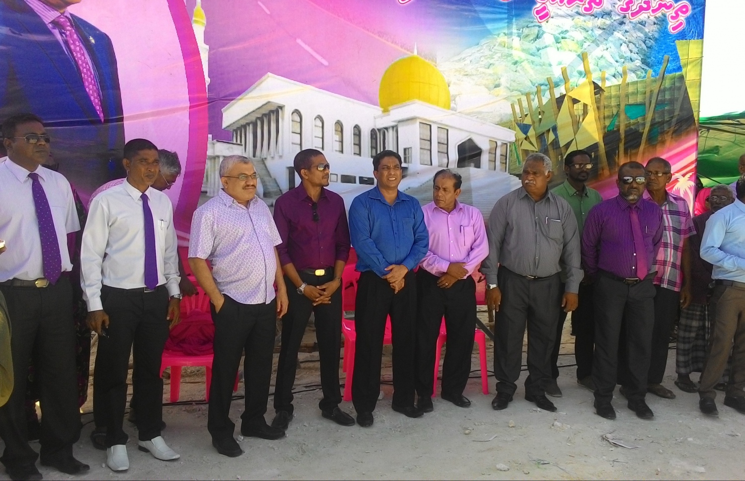 ތިނަދޫ ބިން ހިއްކުމުގެ މަޝްރޫއު ފެށުމަށް ބޭއްވި ރަސްމިއްޔާތުގައި މިނިސްޓަރު ޖިހާދާއި ބައެއް މެމްބަރުން. - މިހާރު ފޮޓޯ