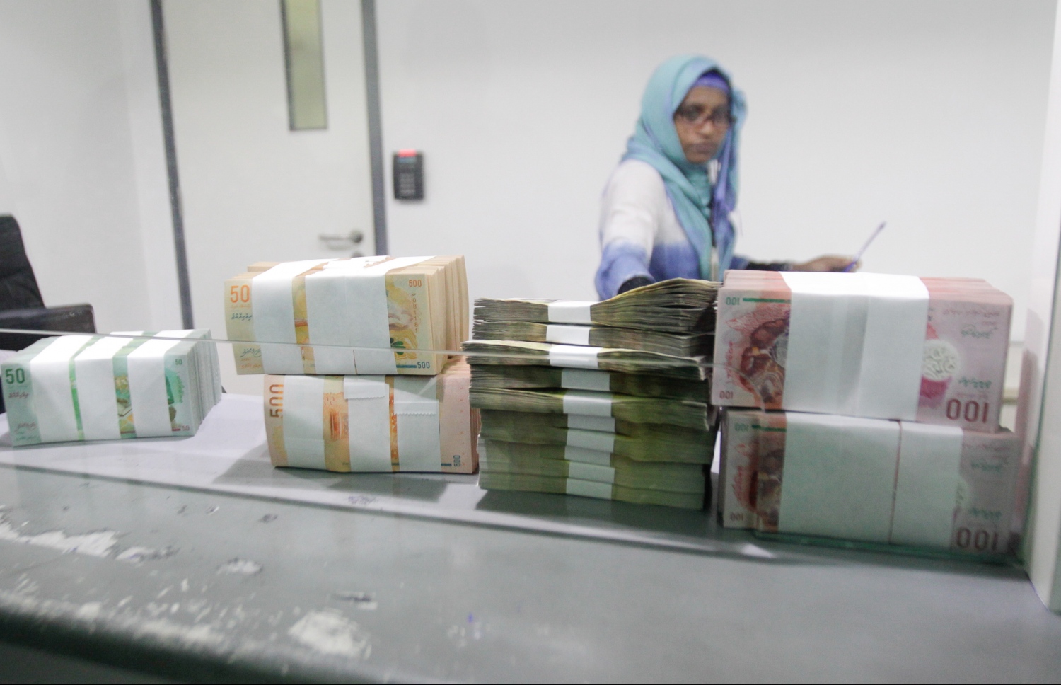 އެމްއެމްއޭގެ މުވައްޒަފަކު އާ ނޫޓުތަކެއް ދައްކާލަނީ  ފޮޓޯ: މުހައްމަދު ޝަރުހާން /މިހާރު