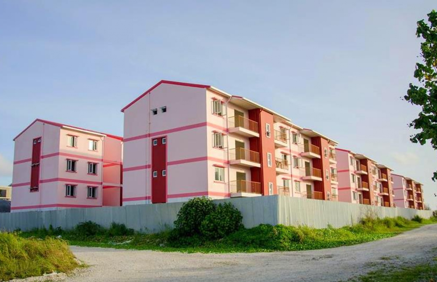 ހިތަދޫގައި ހަދާފައިވާ ފްލެޓްތަކެއް: ފްލެޓްތަކަށް ކުރިމަތިލުމުގެ ފުރުސަތު މިހާރު ވަނީ ހުޅުވާލާފައި. ފޮޓޯ/ ކިއުންތެރިއެއް.