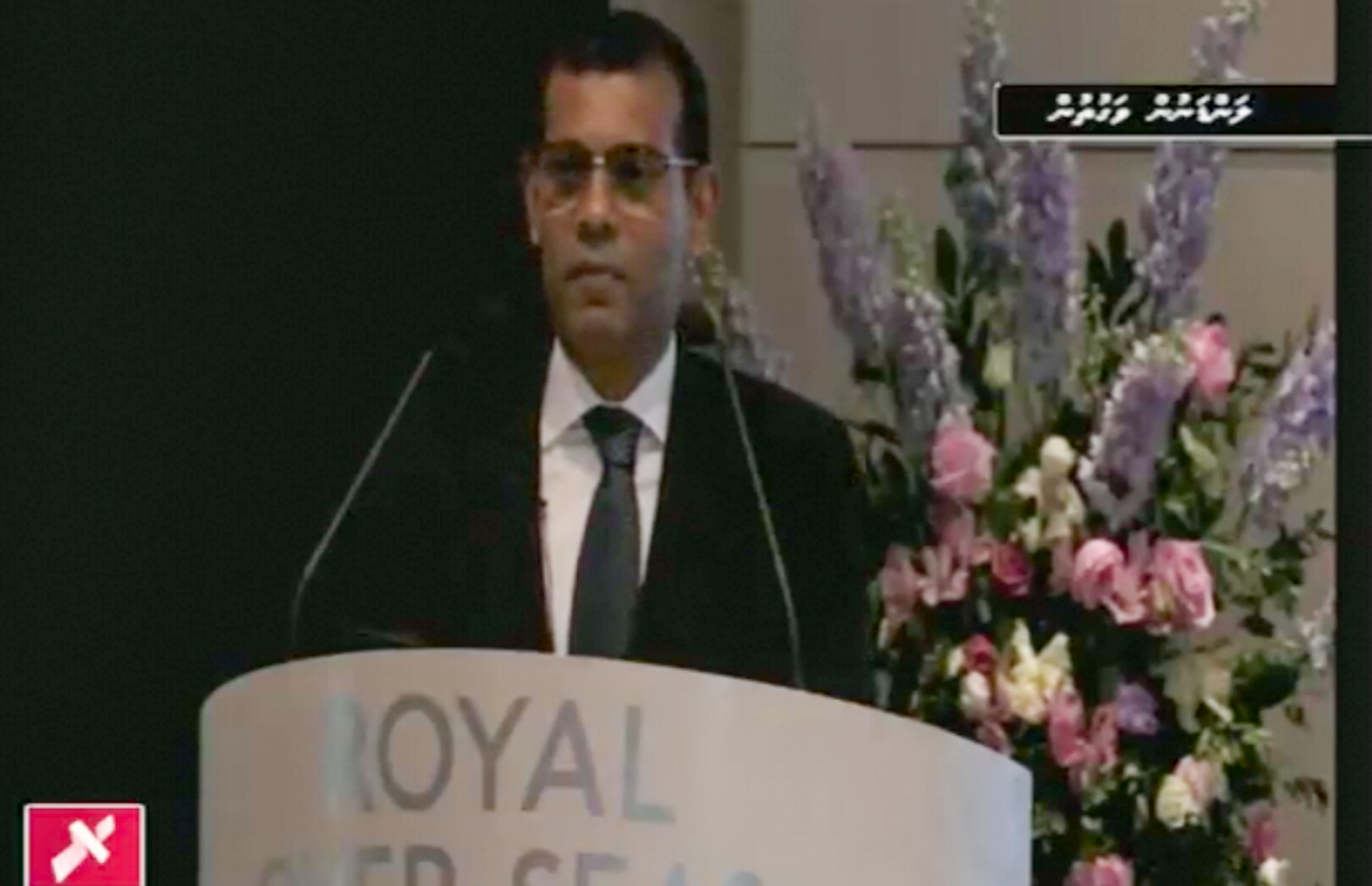 ކުރީގެ ރައީސް މުހައްމަދު ނަޝީދު ޕްރެސް ކޮންފަރެންސްގައި ވާހަކަ ދައްކަވާ މަންޒަރު ރާއްޖެ ޓީވީން ދައްކަނީ